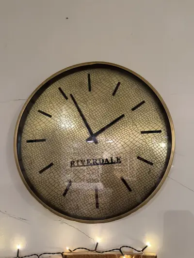 3x Riverdale hangklok met goud/zwart 3x hsm Collection ronde spiegels met gouden rand – kavel bij Openbare Verkopen, Blankenberge