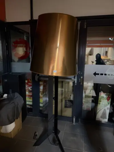 Staanlamp met bronzen kap en zwarte voet – kavel bij Openbare Verkopen, Blankenberge