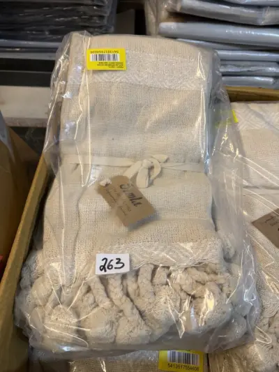 Simla dekentjes wit beige met bolletjes 130/170cm – kavel bij Openbare Verkopen, Blankenberge