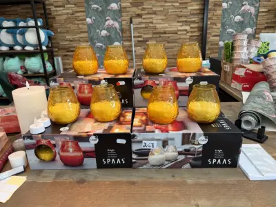 Grote partij kaarsen Spaas 6x6 + 8 los| Hema vierkante huishoudkaarsen 125 dozen van 6 | rest andere kaarsen ( in dozen) – kavel bij Openbare Verkopen, Blankenberge