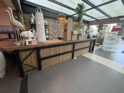Toonbank in hout met zwart gepowercoat stalen frame zijkant 215cm voorkant 440cm (zelf te demonteren) staat los is niet vast gemaakt – kavel bij Openbare Verkopen, Blankenberge