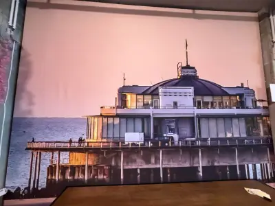 Foto op doek van originele pier op houten kader in 3 delen 290cm per deel (zelf te demonteren) – kavel bij Openbare Verkopen, Blankenberge