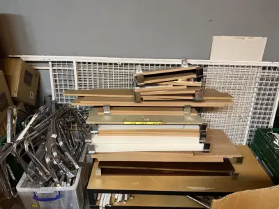 Groot lot kledinghangers, kledingwanden + 4 ijzeren ophangrekken voor kledij – kavel bij Openbare Verkopen, Blankenberge