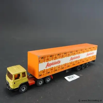 DAF vrachtwagen met oplegger in de huisstijl van het bekende vruchtensappensmerk Appelsientje, geproduceerd door de Nederlandse fabrikant Lion Toys… – kavel bij ProVeiling, Wagenin