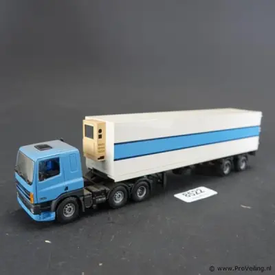 DAF-vrachtwagen met oplegger en witte koelcontainer van de Nederlandse fabrikant Lion Car / Lion Toys – kavel bij ProVeiling, Wageningen