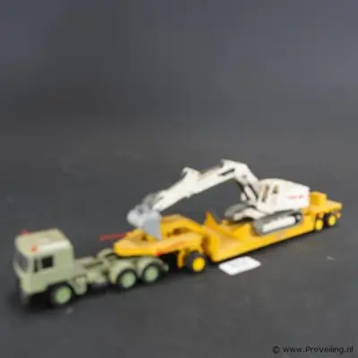 Siku Volvo F10 trekker met dieplader en een Menck M500H hydraulische graafmachine in de huisstijl van het bouwbedrijf Heitkamp – kavel bij ProVeiling, Wageningen