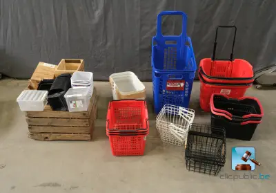 Set met bakken en winkelmandjes – kavel bij Clicpublic, Nivelles