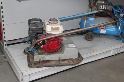 Trilplaat NN met Honda motor. Afmeting plaat 57 x 40 cm – kavel bij HNVI, Loon op Zand