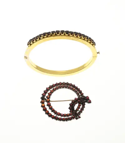 Armband en broche met granaat – kavel bij Twents Veilinghuis