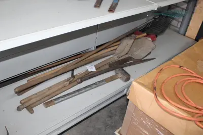 Bouwgereedschappen w.o. batsen, harken, stootijzer en moker – kavel bij HNVI, Loon op Zand