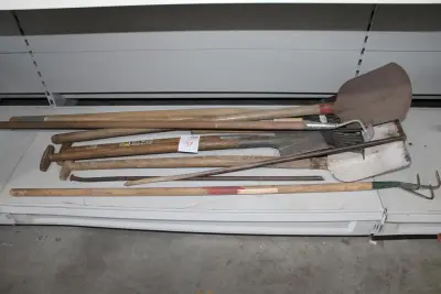 Bouwgereedschappen w.o. batsen, harken, stootijzer en moker – kavel bij HNVI, Loon op Zand