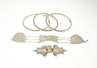 Lot zilveren armbanden en bijbelslot – kavel bij Twents Veilinghuis