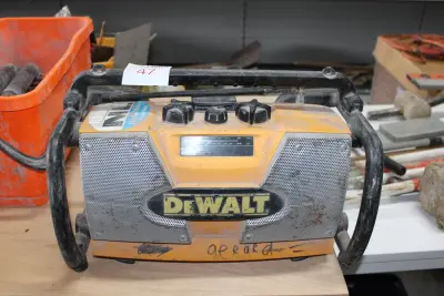 Bouwradio DEWALT met accu – kavel bij HNVI, Loon op Zand