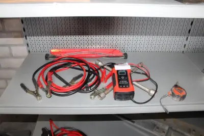 Autohulpset bestaande uit startkabels, acculader, kruissleutel etc – kavel bij HNVI, Loon op Zand