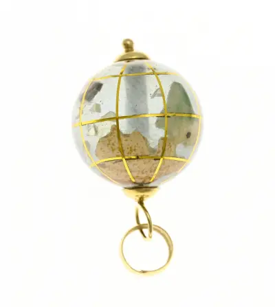 Hanger wereldbol met goud – kavel bij Twents Veilinghuis