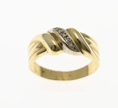 Gouden ring breed met diamantjes – kavel bij Twents Veilinghuis