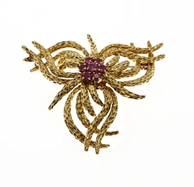 Gouden broche met robijn – kavel bij Twents Veilinghuis