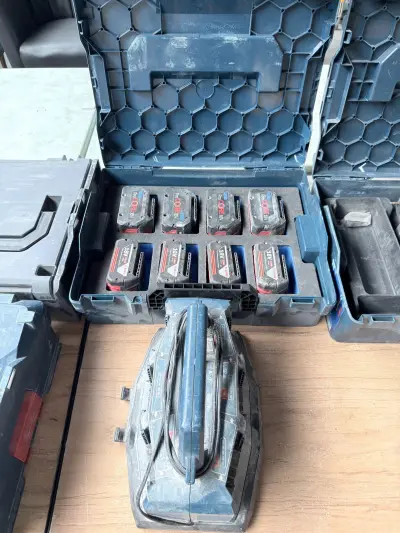 Bosch Oplaadstation En Batterijen – kavel bij Openbare Verkopen, Ooigem