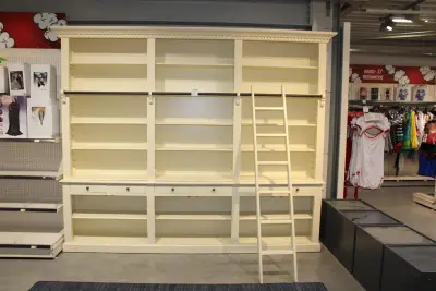 Bibliotheekkast met trapje, zes laden en 21 vakken. Afmeting ca. 290 x 37 cm. Hoogte 241 cm – kavel bij HNVI, Oirschot