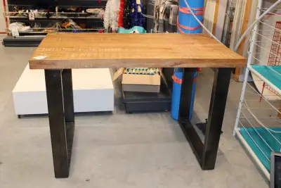 Werktafel met houten blad en metalen onderstel. Afmeting 140 x 80 cm. Hoogte 90 cm – kavel bij HNVI, Oirschot