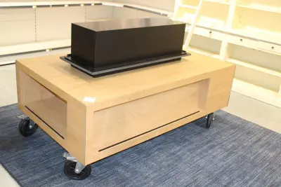 Verrijdbare showtafel met opzetstuk met boek/platenrand. Afmeting 175 x 105 cm. Hoogte zonder opzetstuk 68 cm – kavel bij HNVI, Oirschot