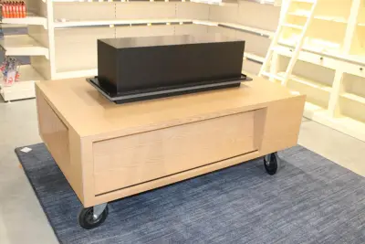 Verrijdbare showtafel met opzetstuk met boek/platenrand. Afmeting 175 x 105 cm. Hoogte zonder opzetstuk 68 cm – kavel bij HNVI, Oirschot