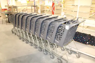 Tien winkelwagens WANZI. Inclusief metalen stallingsbeugel met kettingsysteem en twee kinderwinkelwagens. Let op afhalen vanaf 13.00 uur – kavel bij HNVI, Oirschot