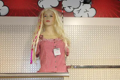 Pasromp met blouse en pruik – kavel bij HNVI, Oirschot