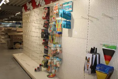 Feestartikelen en landproducten in wandstelling w.o. bannersborden, rietjes, bekers en cups, vlaggen etc – kavel bij HNVI, Oirschot