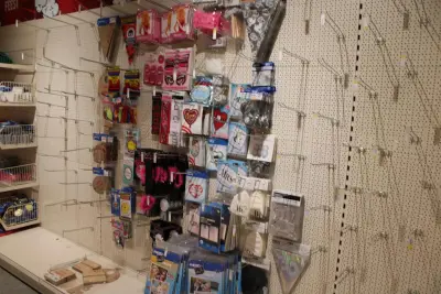 Huwelijk en huis gerelateerde accessoires aan twee schappen w.o. banners, ballonen, buttons, slingers en bekers – kavel bij HNVI, Oirschot