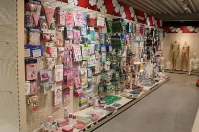 Kinder verjaardag accessoires op zeven wandstellingen w.o. ballonen, slingers, servetten, borden, bekers en tafelkleden – kavel bij HNVI, Oirschot
