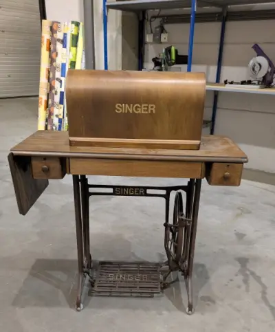 Een SINGER-naaimachine op een tafel – kavel bij Auctionline, Anderlecht