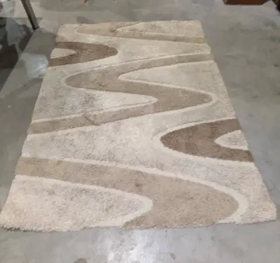 Een vloerkleed met beige achtergrond – kavel bij Auctionline, Anderlecht