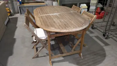 Een tuintafel in teakhoutstijl + 4 stoelen – kavel bij Auctionline, Anderlecht