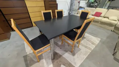 Een rechthoekige tafel + 5 stoelen – kavel bij Auctionline, Anderlecht