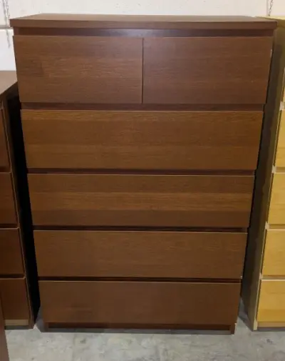 Een donkerbruine houten ladekast met 6 lades – kavel bij Auctionline, Anderlecht