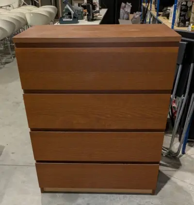 Een donkerbruine houten ladekast met 4 lades – kavel bij Auctionline, Anderlecht