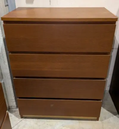 Een donkerbruine houten ladekast met 4 lades – kavel bij Auctionline, Anderlecht