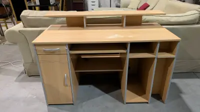 Een bureau van licht hout – kavel bij Auctionline, Anderlecht