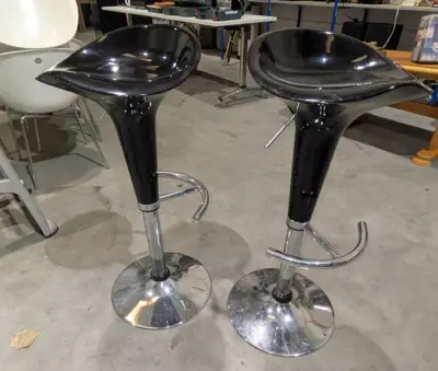 2 barkrukken van PVC en chroom – kavel bij Auctionline, Anderlecht