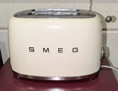 Een SMEG-broodrooster – kavel bij Auctionline, Anderlecht