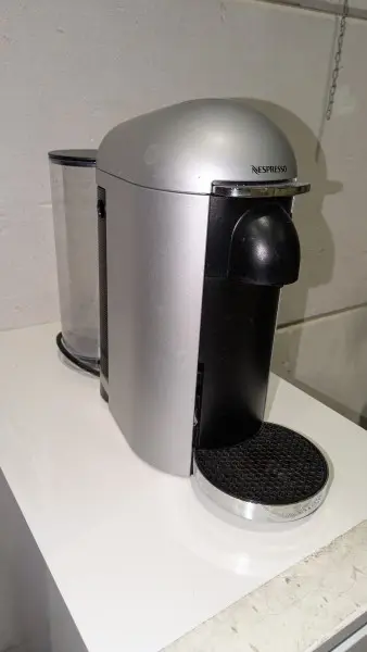 Een NESPRESSO-koffiezetapparaat – kavel bij Auctionline, Anderlecht