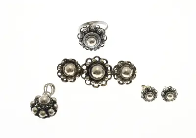 Lot zilveren sieraden met knoopjes – kavel bij Twents Veilinghuis
