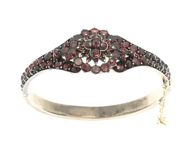 Bangle met granaat – kavel bij Twents Veilinghuis