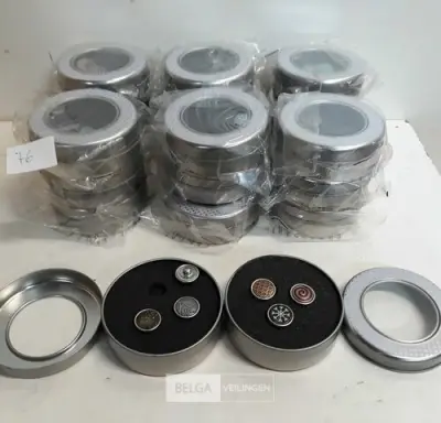 20 x Buttons 3 stuks in metalen doosje – kavel bij Belga Veilingen, Oudsbergen