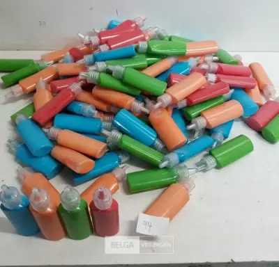 100 x Glitterverf mix kleuren voor op textiel – kavel bij Belga Veilingen, Oudsbergen
