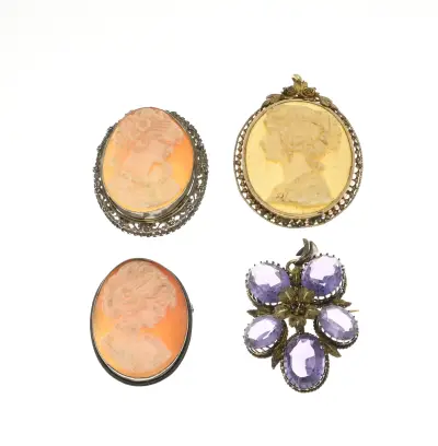 4 Hangers/broches – kavel bij Twents Veilinghuis