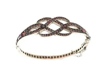 Bangle met granaat – kavel bij Twents Veilinghuis