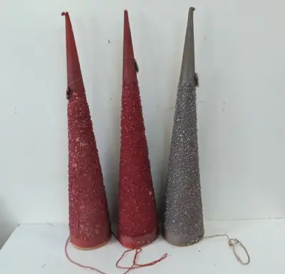 3 x Kerstkegel 75 cm beschadigd – kavel bij Belga Veilingen, Oudsbergen