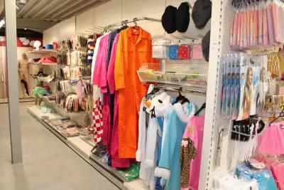 Carnavalskleding en accessoires aan zevendelige wandstelling w.o. 47 kielen, 9 overalls, 35 opposuits blouses, ruim 170 pruiken, diverse beenwarmer… – kavel bij HNVI, Oirschot